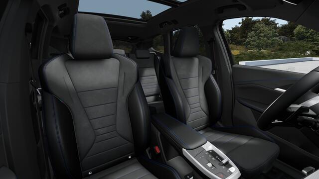 BMW X1 xDrive25e M Sport Automaat / Panoramadak / Trekhaak / Sportstoelen / M Adaptief onderstel / Head-Up / Parking Assistant Plus / Comfort Access