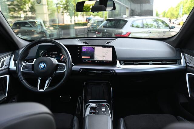 BMW X1 xDrive30e M Sport Automaat / Trekhaak / Panoramadak / Sportstoelen / Comfort Access / Achteruitrijcamera / Harman-Kardon / Adaptieve LED