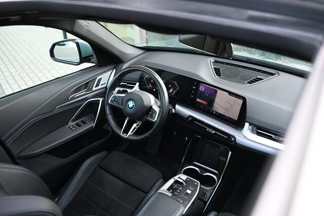 BMW X1 xDrive30e M Sport Automaat / Trekhaak / Panoramadak / Sportstoelen / Comfort Access / Achteruitrijcamera / Harman-Kardon / Adaptieve LED
