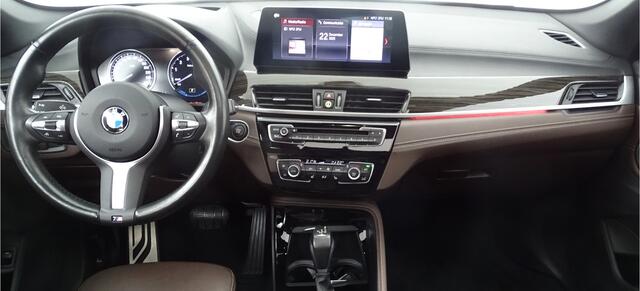 BMW X1 xDrive 25e M pakket-PANORAMA-Nw staat -HUD, -Camera-Harman kardon-Privacy-Trekhaak
