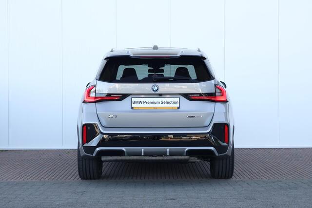 BMW X1 xDrive25e | Sport Pakket Pro | Innovation Pack | Pano Dak | Trekhaak | Driving Assistant Plus | Parking Assistant Plus | Head-Up | M-Sportstoelen Voor | Stoel & Stuurwiel Verwarming |