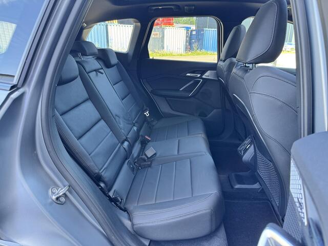 BMW X1 xDrive30e 326 PK | High Executive | Pano | Frozen Grey | Trekhaak | Leder | 20 inch