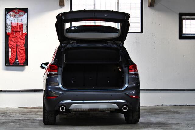 BMW X1 sDrive20i Business Edition Plus | Sportstoelen | Head-Up | 17 inch | trekhaak | NL auto | 1e eigenaar | BTW |