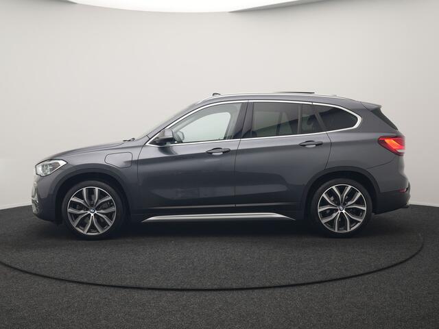BMW X1 xDrive25e X Line PHEV 221pk Dealer O.H. | 19" | Panodak | Head Up | Camera | Lederen Sportstoelen Memory & Verwarmd | Sfeerverlichting | Hifi Audio | Navigatie | DAB | Cruise Control | Plug In Hybrid |