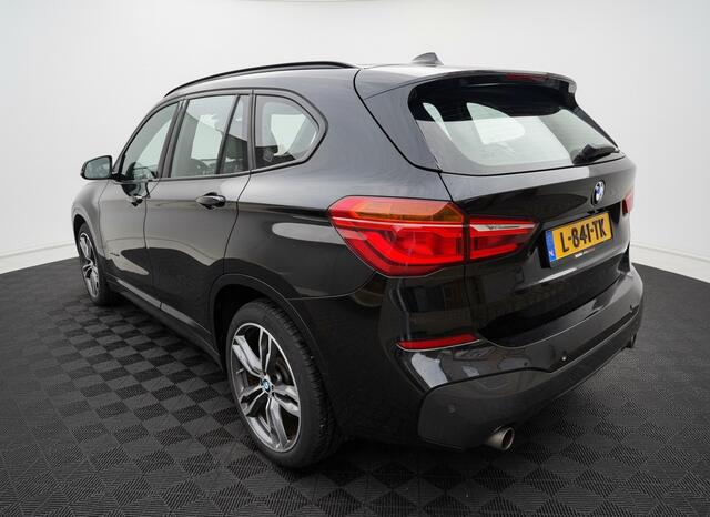 BMW X1 sDrive20i 192pk Executive, M-pakket | Pano | CarPlay