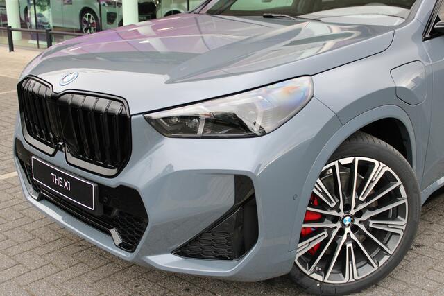 BMW X1 xDrive25e M Sport Automaat / Panoramadak / Trekhaak / Sportstoelen / M Adaptief onderstel / Comfort Access / Adaptieve LED / Head-Up / Harman Kardon