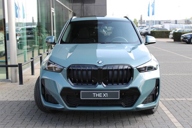 BMW X1 xDrive25e M Sport Automaat / Panoramadak / Trekhaak / Sportstoelen / M Adaptief onderstel / Head-Up / Parking Assistant Plus / Stuurverwarming