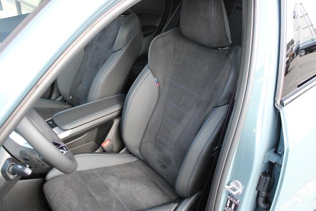 BMW X1 xDrive25e M Sport Automaat / Panoramadak / Trekhaak / Sportstoelen / M Adaptief onderstel / Head-Up / Parking Assistant Plus / Stuurverwarming