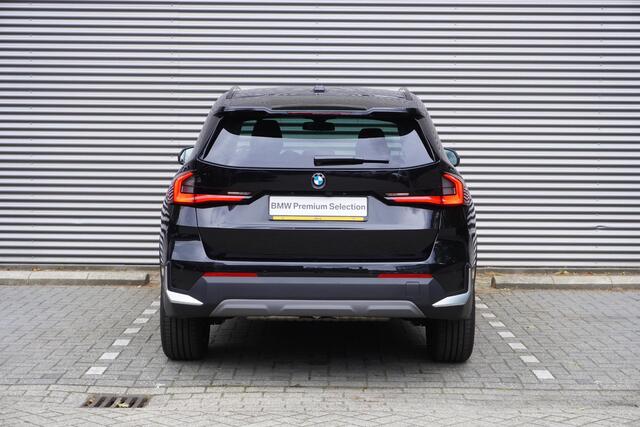 BMW X1 sDrive18i | Trekhaak met elektrisch wegklapbare kogel | Achteruitrijcamera | Harman-Kardon sound system | Extra getint glas | Comfort Access