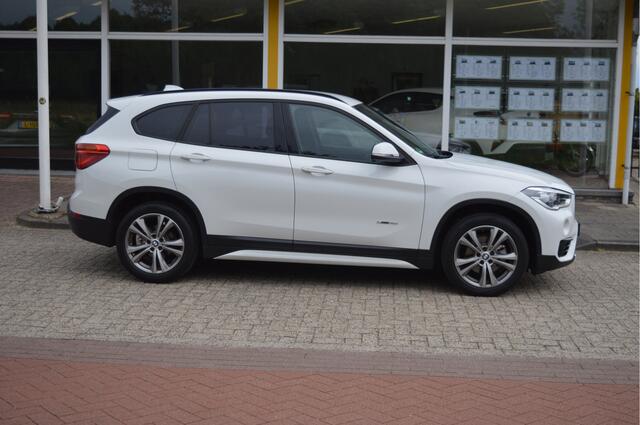 BMW X1 sDrive18i Executive NL-Auto / Sportstoelen / Clima / Correct onderhouden