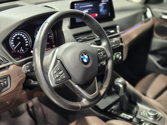 BMW X1 xDrive25e High Executive Sportline | Bruin leder | Camera | HUD | Trekhaak | 4x4