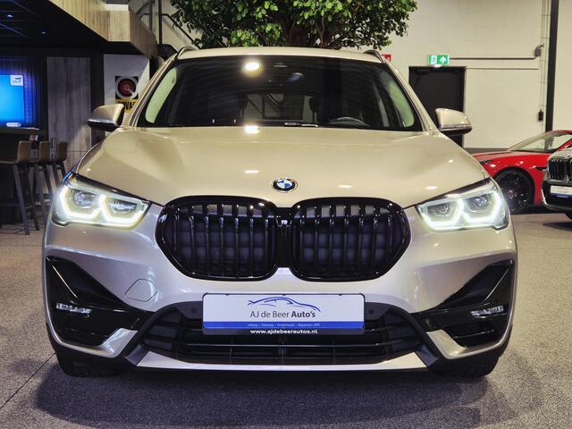 BMW X1 xDrive25e High Executive Sportline | Bruin leder | Camera | HUD | Trekhaak | 4x4
