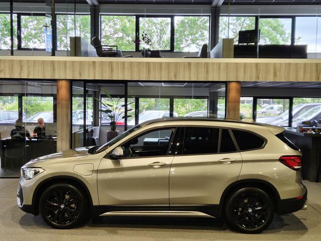 BMW X1 xDrive25e High Executive Sportline | Bruin leder | Camera | HUD | Trekhaak | 4x4