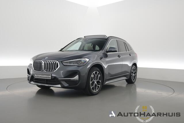 BMW X1 xDrive25e XLINE | Rijklaar! | SOH 90,1% | S/K-Dak | HUD | Leder | Cruise | Stoelverw. | Camera+PDC | Elek. Klep | Led | NAV+CarPlay | Climate | LM V