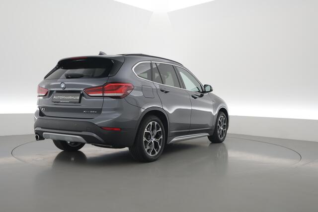 BMW X1 xDrive25e XLINE | Rijklaar! | SOH 90,1% | S/K-Dak | HUD | Leder | Cruise | Stoelverw. | Camera+PDC | Elek. Klep | Led | NAV+CarPlay | Climate | LM V