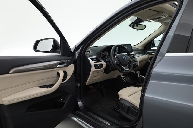 BMW X1 xDrive25e XLINE | Rijklaar! | SOH 90,1% | S/K-Dak | HUD | Leder | Cruise | Stoelverw. | Camera+PDC | Elek. Klep | Led | NAV+CarPlay | Climate | LM V