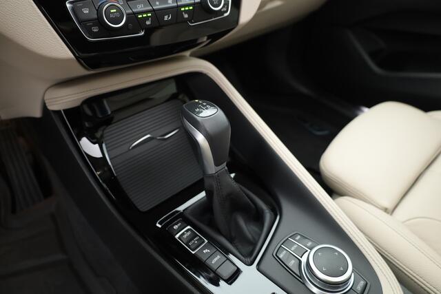 BMW X1 xDrive25e XLINE | Rijklaar! | SOH 90,1% | S/K-Dak | HUD | Leder | Cruise | Stoelverw. | Camera+PDC | Elek. Klep | Led | NAV+CarPlay | Climate | LM V