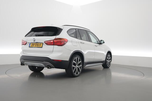 BMW X1 sDrive20i Orange Edition III | Rijklaar! | Orig. NL | HUD | Leder | Camera+PDC | Dig. Cockpit | Cruise | Stoelverw. | NAV | Climate | Elek. Klep | LED | 19'' V