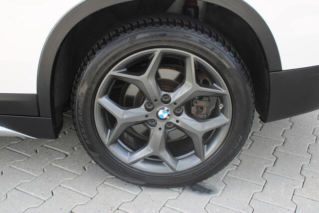 BMW X1 XDRIVE2.8I High Executive | Incl. 12 maanden garantie | Stoelverwarming | Cruise control | Climate control | Parkeercamera | Schuif/kantel dak | Elektrische achterklep | Memory seat | Navigatie | Bluetooth |