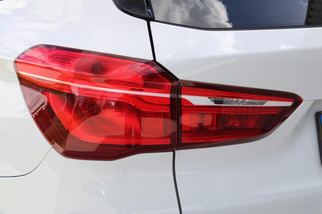 BMW X1 XDRIVE2.8I High Executive | Incl. 12 maanden garantie | Stoelverwarming | Cruise control | Climate control | Parkeercamera | Schuif/kantel dak | Elektrische achterklep | Memory seat | Navigatie | Bluetooth |