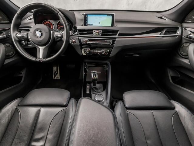 BMW X1 sDrive20i M Sport High Executive 192Pk Automaat (PANORAMADAK, M PAKKET, DEALER ONDERHOUDEN, GROOT NAVI, HEAD-UP DISPLAY, HARMAN/KARDON, ELEK SPORTSTOELEN, CAMERA, ELEK ACHTERKLEP, STOELVERWARMING, NIEUWSTAAT)