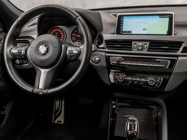 BMW X1 sDrive20i M Sport High Executive 192Pk Automaat (PANORAMADAK, M PAKKET, DEALER ONDERHOUDEN, GROOT NAVI, HEAD-UP DISPLAY, HARMAN/KARDON, ELEK SPORTSTOELEN, CAMERA, ELEK ACHTERKLEP, STOELVERWARMING, NIEUWSTAAT)