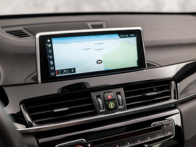 BMW X1 sDrive20i M Sport High Executive 192Pk Automaat (PANORAMADAK, M PAKKET, DEALER ONDERHOUDEN, GROOT NAVI, HEAD-UP DISPLAY, HARMAN/KARDON, ELEK SPORTSTOELEN, CAMERA, ELEK ACHTERKLEP, STOELVERWARMING, NIEUWSTAAT)