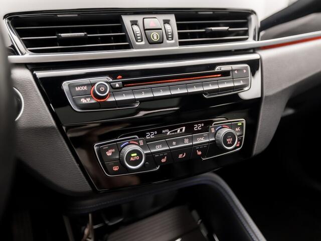 BMW X1 sDrive20i M Sport High Executive 192Pk Automaat (PANORAMADAK, M PAKKET, DEALER ONDERHOUDEN, GROOT NAVI, HEAD-UP DISPLAY, HARMAN/KARDON, ELEK SPORTSTOELEN, CAMERA, ELEK ACHTERKLEP, STOELVERWARMING, NIEUWSTAAT)