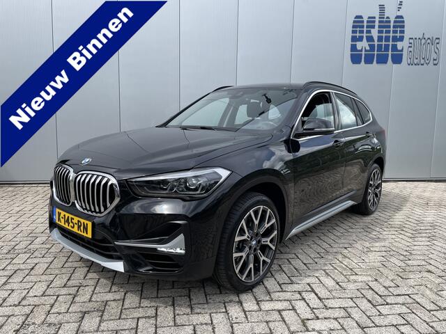 BMW X1 xDrive20i High Executive X-line Trekhaak Navigatie Zwart Leder Stoelverwarming 19 Inch Velgen Parkeersensoren Led Koplampen Elektrische Achterklep Sportstoelen 8-traps Automaat 2000 kg geremd trekgewicht !