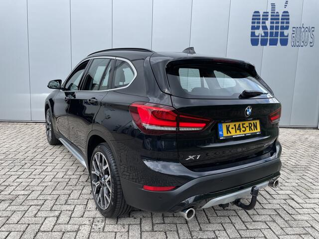 BMW X1 xDrive20i High Executive X-line Trekhaak Navigatie Zwart Leder Stoelverwarming 19 Inch Velgen Parkeersensoren Led Koplampen Elektrische Achterklep Sportstoelen 8-traps Automaat 2000 kg geremd trekgewicht !