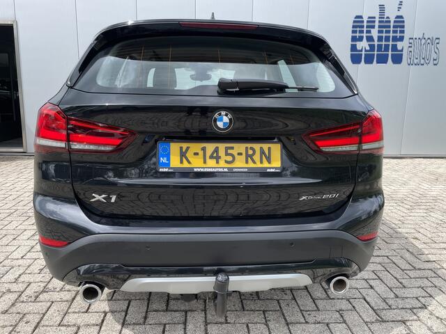 BMW X1 xDrive20i High Executive X-line Trekhaak Navigatie Zwart Leder Stoelverwarming 19 Inch Velgen Parkeersensoren Led Koplampen Elektrische Achterklep Sportstoelen 8-traps Automaat 2000 kg geremd trekgewicht !