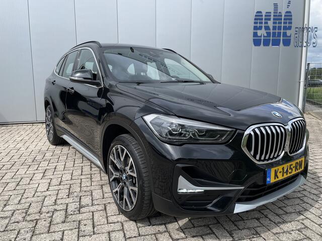 BMW X1 xDrive20i High Executive X-line Trekhaak Navigatie Zwart Leder Stoelverwarming 19 Inch Velgen Parkeersensoren Led Koplampen Elektrische Achterklep Sportstoelen 8-traps Automaat 2000 kg geremd trekgewicht !