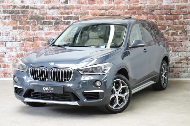 BMW X1 xDrive25i High Executive xLine Automaat / Navigatiesysteem Professional / Leder / Trekhaak / Panoramadak / LED / Driving Assistant Plus / Harman Kardon / Stoelverwarming / Achteruitrijcamera / Climate Control / Head-Up Display / 18 Inch / Comfort Access /
