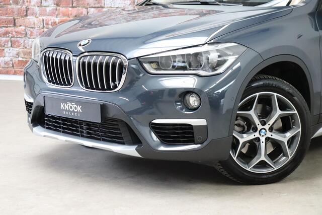 BMW X1 xDrive25i High Executive xLine Automaat / Navigatiesysteem Professional / Leder / Trekhaak / Panoramadak / LED / Driving Assistant Plus / Harman Kardon / Stoelverwarming / Achteruitrijcamera / Climate Control / Head-Up Display / 18 Inch / Comfort Access /