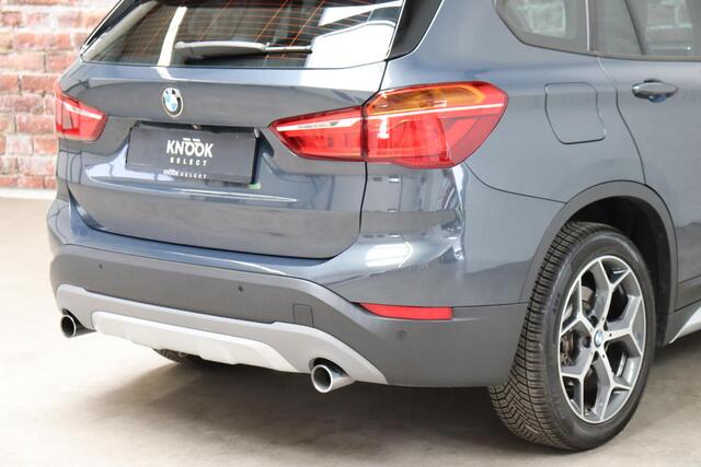 BMW X1 xDrive25i High Executive xLine Automaat / Navigatiesysteem Professional / Leder / Trekhaak / Panoramadak / LED / Driving Assistant Plus / Harman Kardon / Stoelverwarming / Achteruitrijcamera / Climate Control / Head-Up Display / 18 Inch / Comfort Access /