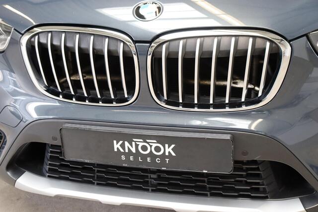 BMW X1 xDrive25i High Executive xLine Automaat / Navigatiesysteem Professional / Leder / Trekhaak / Panoramadak / LED / Driving Assistant Plus / Harman Kardon / Stoelverwarming / Achteruitrijcamera / Climate Control / Head-Up Display / 18 Inch / Comfort Access /