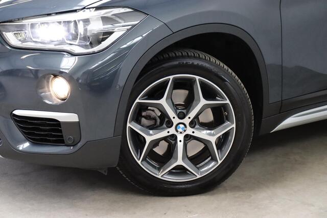 BMW X1 xDrive25i High Executive xLine Automaat / Navigatiesysteem Professional / Leder / Trekhaak / Panoramadak / LED / Driving Assistant Plus / Harman Kardon / Stoelverwarming / Achteruitrijcamera / Climate Control / Head-Up Display / 18 Inch / Comfort Access /