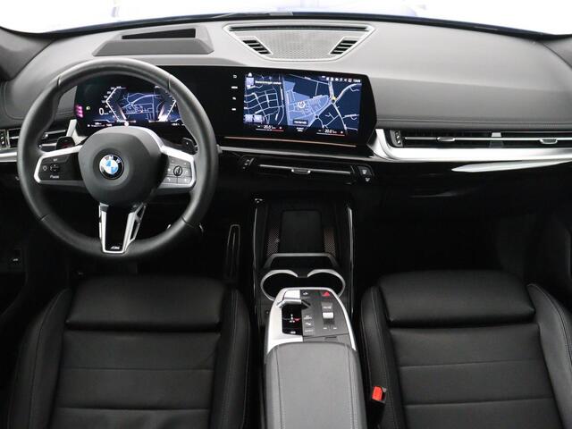 BMW X1 xDrive23i M Sport | Head-Up | Adaptieve Cruise | Trekhaak | Leder | 360 camera | Stoelverwarming | Keyless | Adaptief LED | Carplay | Sportstoelen | Live Cockpit Professional