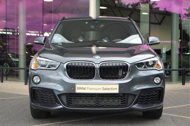 BMW X1 sDrive20i M Sport Automaat / Sportstoelen / Achteruitrijcamera / Comfort Access / Head-Up / Active Cruise Control / Stoelverwarming