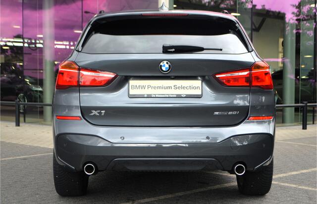 BMW X1 sDrive20i M Sport Automaat / Sportstoelen / Achteruitrijcamera / Comfort Access / Head-Up / Active Cruise Control / Stoelverwarming