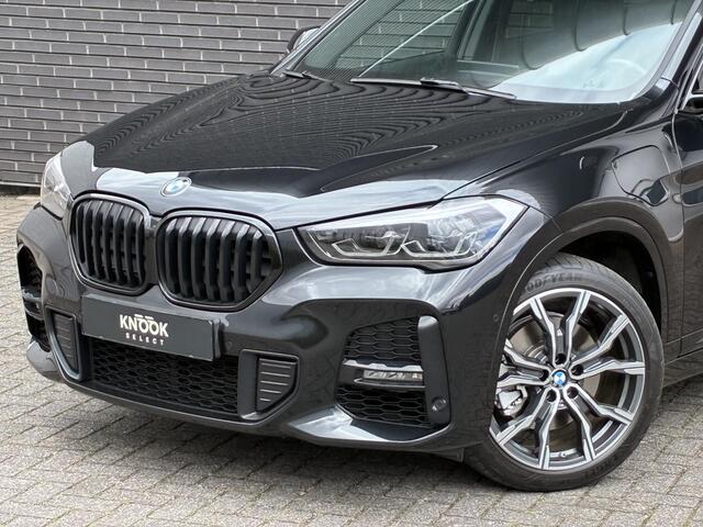 BMW X1 xDrive25e High Executive M Sport Pakket Automaat / Panoramadak / Trekhaak / Shadow Line / LED / Head-up Display / Sportstoelen / 19 Inch / Leder / Parkeersensoren voor+achter / Stoelverwarming / Harman Kardon / Achteruitrijcamera / Stuurwielverwarming / E