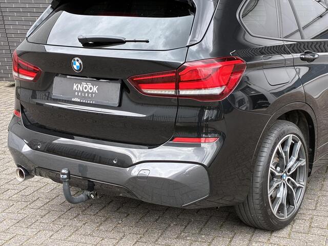 BMW X1 xDrive25e High Executive M Sport Pakket Automaat / Panoramadak / Trekhaak / Shadow Line / LED / Head-up Display / Sportstoelen / 19 Inch / Leder / Parkeersensoren voor+achter / Stoelverwarming / Harman Kardon / Achteruitrijcamera / Stuurwielverwarming / E