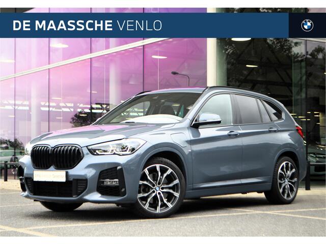 BMW X1 xDrive25e High Executive M Sport Automaat / Trekhaak / Panoramadak / Sportstoelen / Achteruitrijcamera / Head-Up / Active Cruise Control