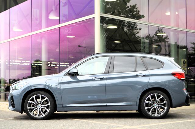 BMW X1 xDrive25e High Executive M Sport Automaat / Trekhaak / Panoramadak / Sportstoelen / Achteruitrijcamera / Head-Up / Active Cruise Control