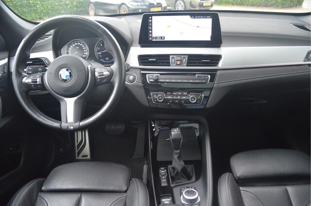 BMW X1 xDrive25e High Executive M Sport Automaat / Trekhaak / Panoramadak / Sportstoelen / Achteruitrijcamera / Head-Up / Active Cruise Control
