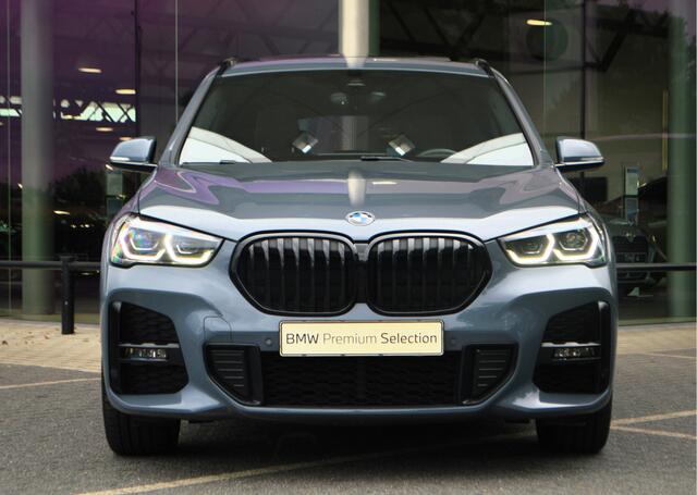 BMW X1 xDrive25e High Executive M Sport Automaat / Trekhaak / Panoramadak / Sportstoelen / Achteruitrijcamera / Head-Up / Active Cruise Control