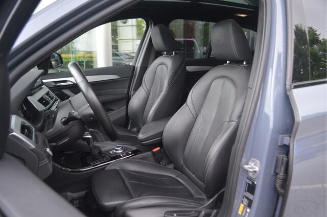 BMW X1 xDrive25e High Executive M Sport Automaat / Trekhaak / Panoramadak / Sportstoelen / Achteruitrijcamera / Head-Up / Active Cruise Control
