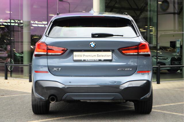 BMW X1 xDrive25e High Executive M Sport Automaat / Trekhaak / Panoramadak / Sportstoelen / Achteruitrijcamera / Head-Up / Active Cruise Control