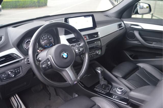 BMW X1 xDrive25e High Executive M Sport Automaat / Trekhaak / Panoramadak / Sportstoelen / Achteruitrijcamera / Head-Up / Active Cruise Control