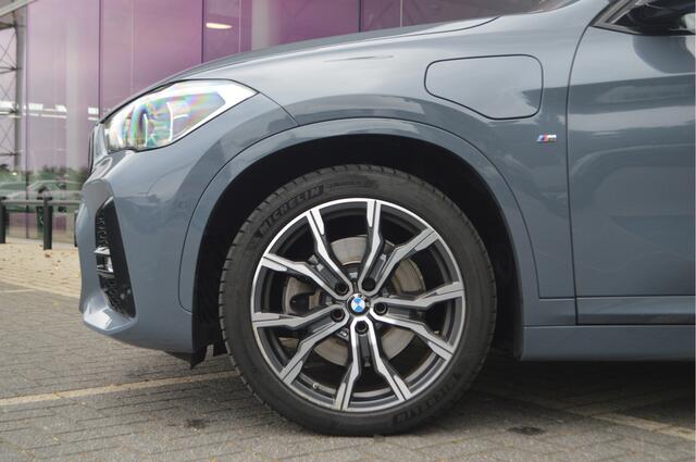 BMW X1 xDrive25e High Executive M Sport Automaat / Trekhaak / Panoramadak / Sportstoelen / Achteruitrijcamera / Head-Up / Active Cruise Control